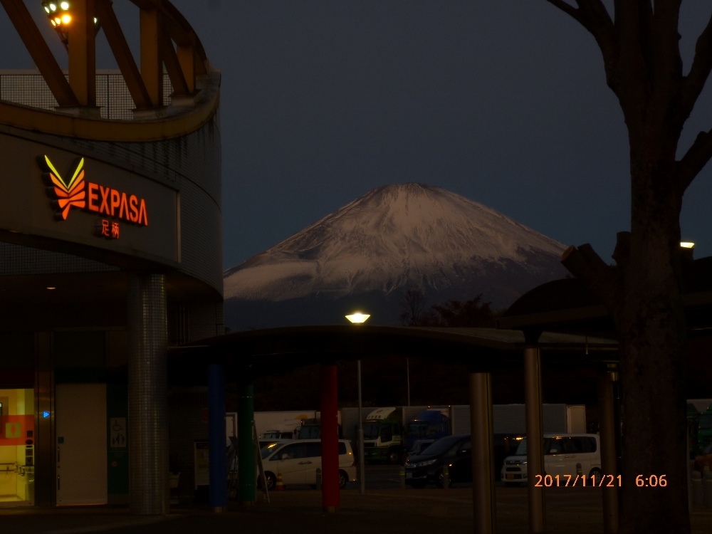夜は空けていたが陽が昇る前の富士山。足柄ＳＡ
