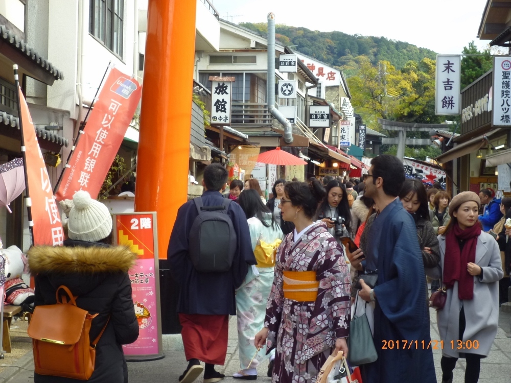 『伏見稲荷神社』火曜日の午後なのにこの人出。アジア系５割欧米系２割日本人３割といった感じです。