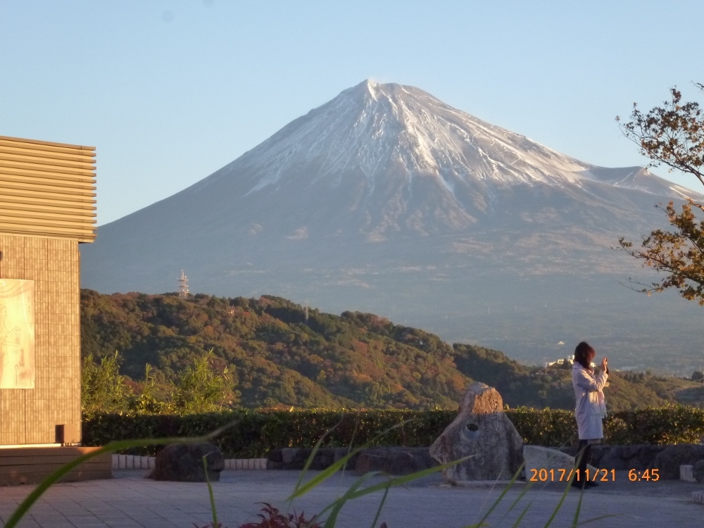 次のＳＡで陽が昇りました。この時期の富士山はうっすらと雪化粧です。