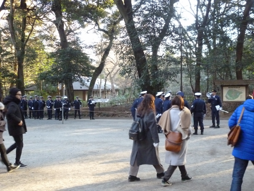 午後から増える参拝客に為に警備の警官たちが集まっていました。